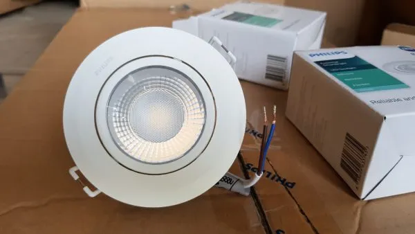 den-led-am-tran-_philips-_r_s100-3-600x338-large